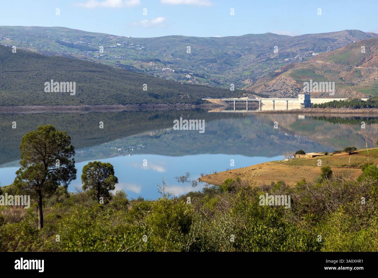 Le barrage de Martil au Maroc réglemente l'eau de Wadi Mohjerat pour fournir de l'eau potable à Tétouan et dans les zones voisines. Banque D'Images
