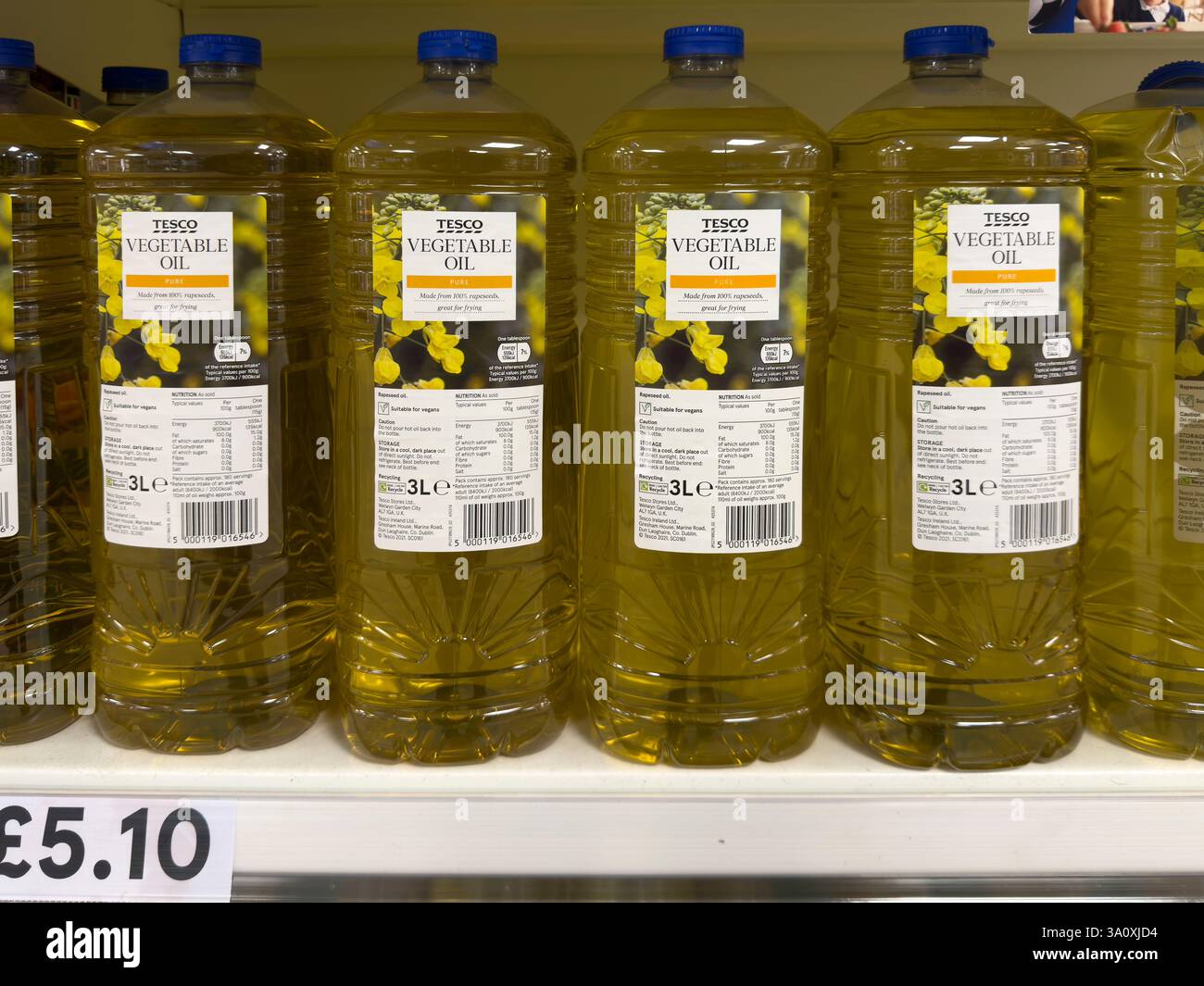 Huile végétale à vendre dans un supermarché à vendre au Royaume-Uni - Image de stock capturée avec un smartphone