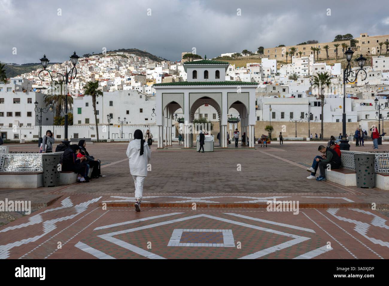 Tétouan, une ville du nord du Maroc, est surnommée «la colombe blanche» en raison de sa médina blanchie à la chaux et de ses influences culturelles espagnoles. Banque D'Images