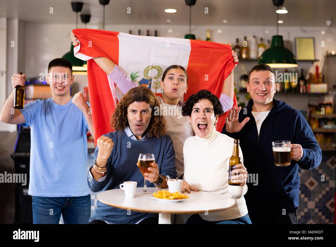 Les fans péruviens enthousiastes crient avec joie au bar à bière. Victoire péruvienne Banque D'Images