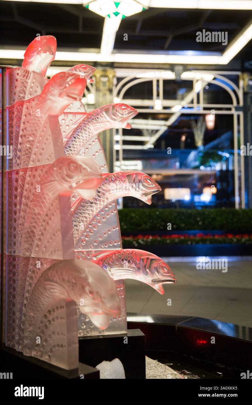 Fontaine à poissons rose translucide de style Art déco au Savoy Hotel, Londres. Des sculptures complexes représentent des poissons. Banque D'Images