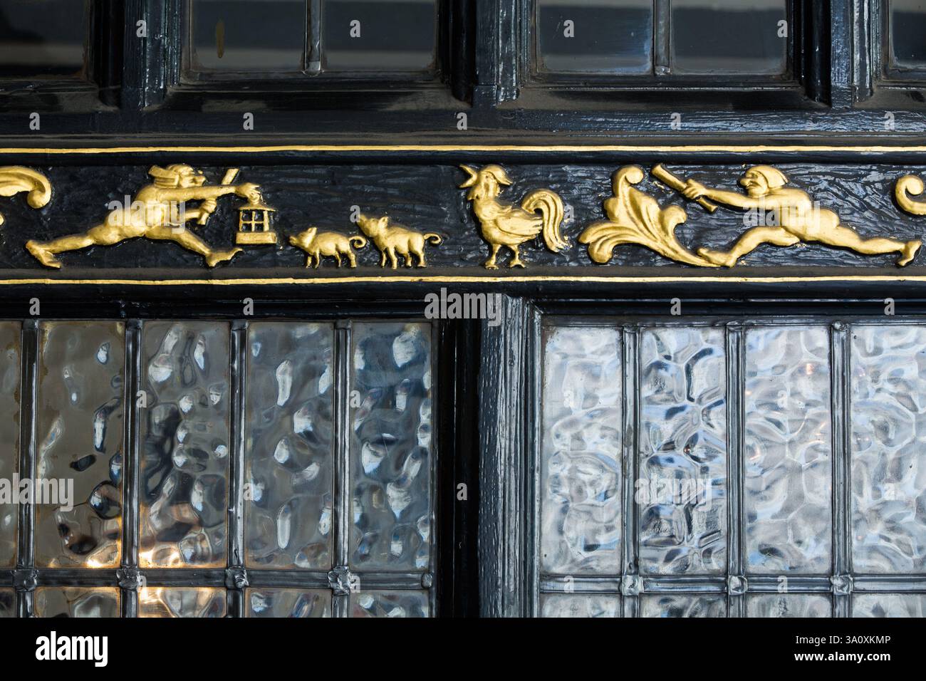 Le Pub George avec noir et blanc façade, offrant des bières britanniques, bain des plats faits maison et des live TV sport. Banque D'Images