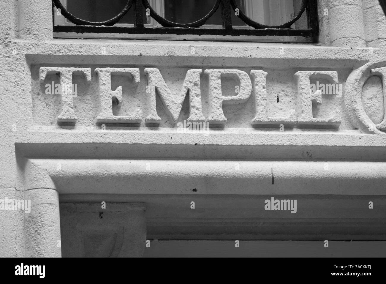 Gros plan de l'inscription « TEMPLE » sur la façade d'un bâtiment à Paris, en France, probablement près du quartier du Temple. Banque D'Images