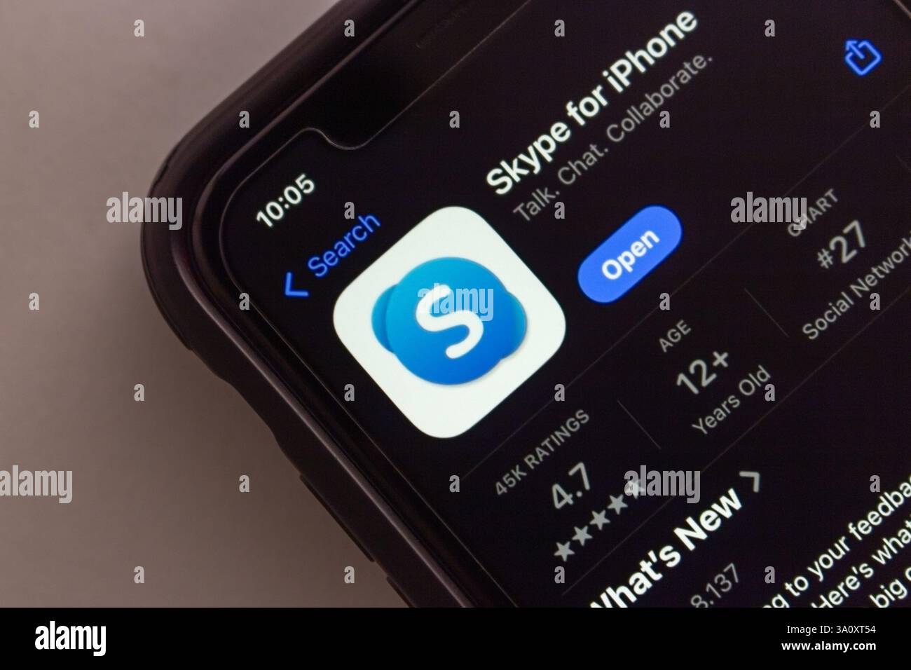 L'application Skype est visible sur l'App Store. Skype est un logiciel de communication pionnier qui a révolutionné les appels audio et vidéo sur Internet, lancé en 2003. Banque D'Images