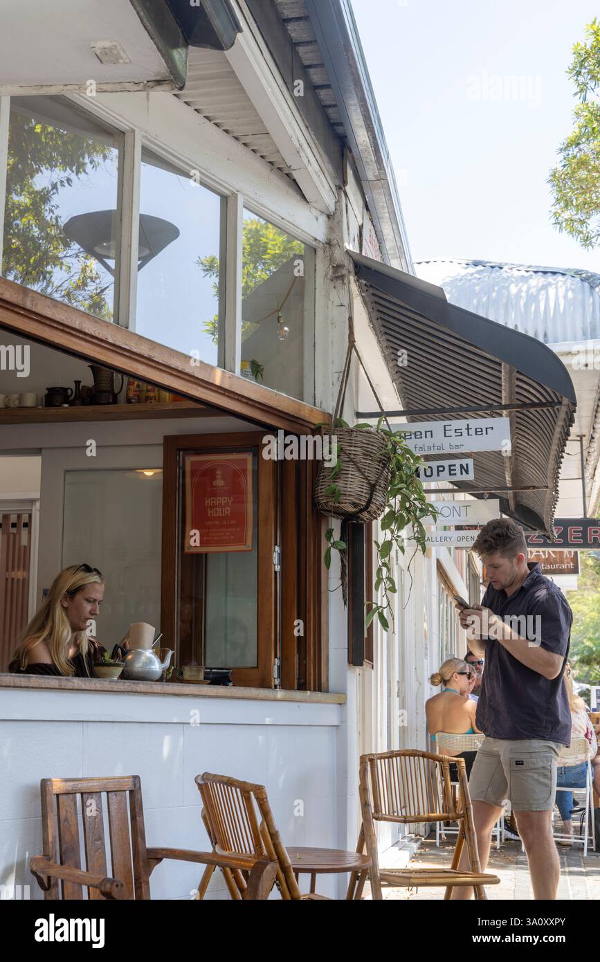 Café restaurant australien, Queen ester, vendant des repas de nourriture falafel dans la banlieue de Newport Beach de Sydney, Nouvelle-Galles du Sud, Australie Banque D'Images