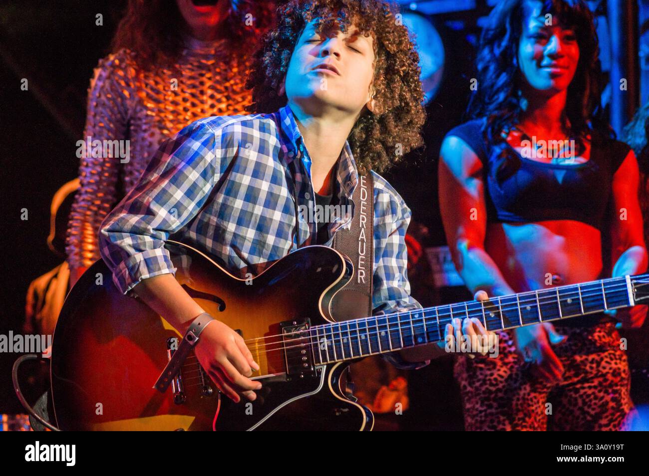 23 janvier 2015 : le guitariste Brandon 'Taz' Niederauer est invité avec George Clinton et Parliament-Funkadelic lors d'une représentation au NAMM Show à Anaheim, en Californie. Derrière lui se trouvent Kim Manning et Scottie Clinton. Banque D'Images