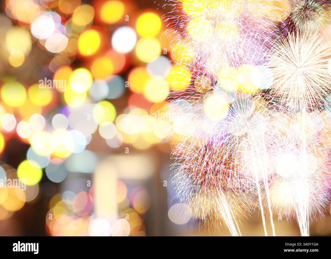 Un superbe feu d'artifice illumine le ciel nocturne, entouré d'un flou fascinant de lumières bokeh colorées, créant une atmosphère enchanteresse Banque D'Images