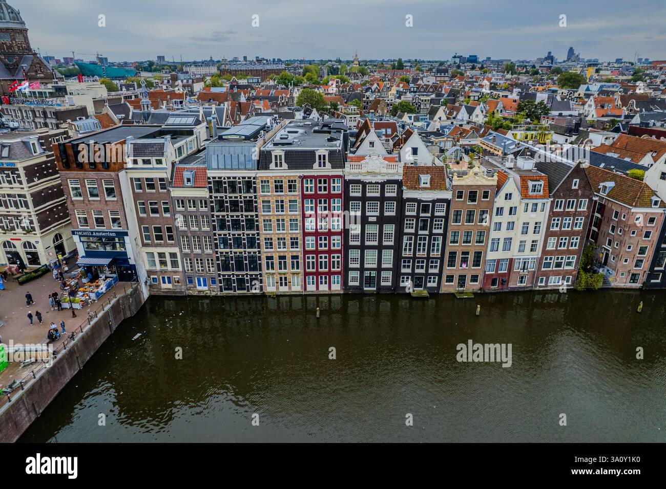 Cette vue aérienne d'Amsterdam, aux pays-Bas, met en valeur ses maisons emblématiques sur le canal, son architecture néerlandaise et ses excursions en bateau le long du front de mer, capturant le c Banque D'Images