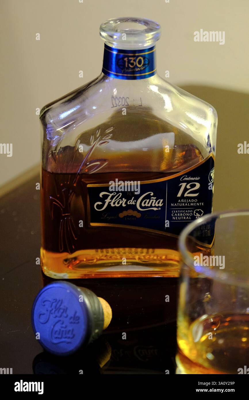 Une bouteille de rhum Flor de Cana vieilli ouvert 12 ans sur la table.Granada.Nicaragua Banque D'Images
