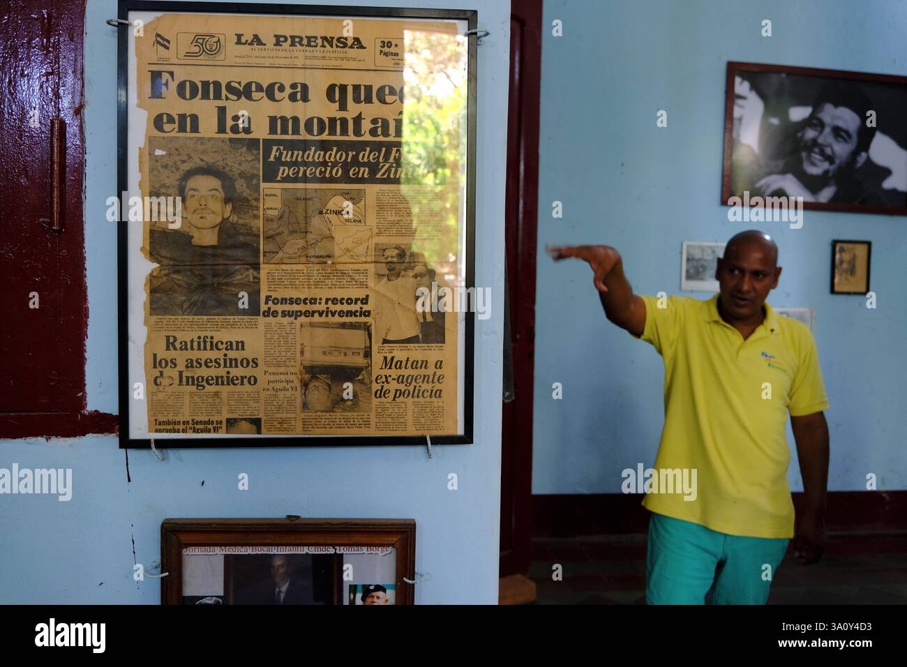 Un guide à l'intérieur du Musée de la Révolution.Leon, Nicaragua Banque D'Images