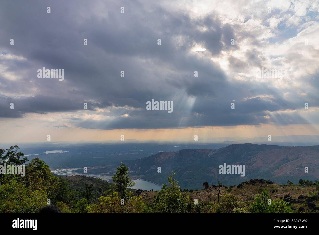 Lac d'irrigation dans la vallée sous la montagne Chu Nam à Pleiku, Gia Lai, Vietnam Banque D'Images