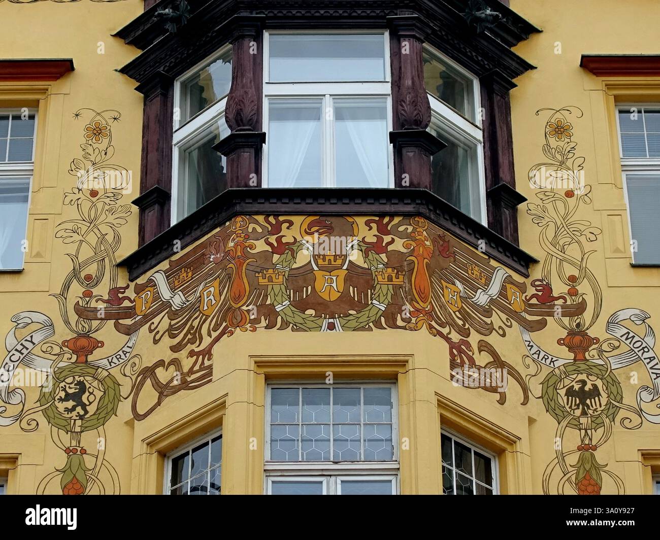 Une baie vitrée pittoresque de deux étages dans le style néo-gothique de la Maison à l'aigle de Bohemian dans le vieux Prague, République tchèque Banque D'Images