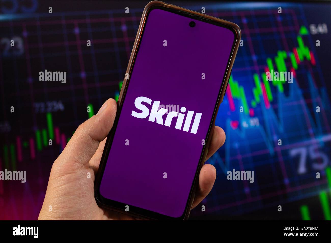 BOGOTA, COLOMBIE - 05 MARS 2025 un smartphone avec application skrill et concept de finance floue en arrière-plan Banque D'Images