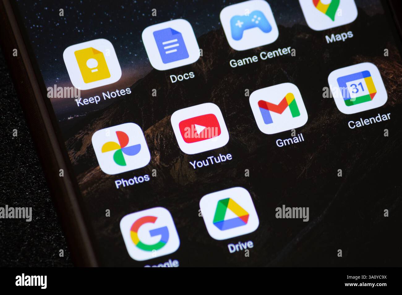 BOGOTA, COLOMBIE - 05 MARS 2025 Macro photo d'un smartphone avec l'icône youtube Banque D'Images