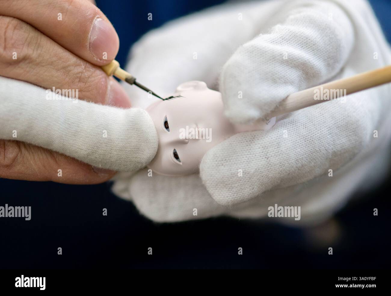 La tête d'une poupée Iwatsuki ningyo est décorée au Taisei Ningyo à Iwatsuki, préfecture de Saitama, Japon, le 1er février 2017. Les poupées Banque D'Images