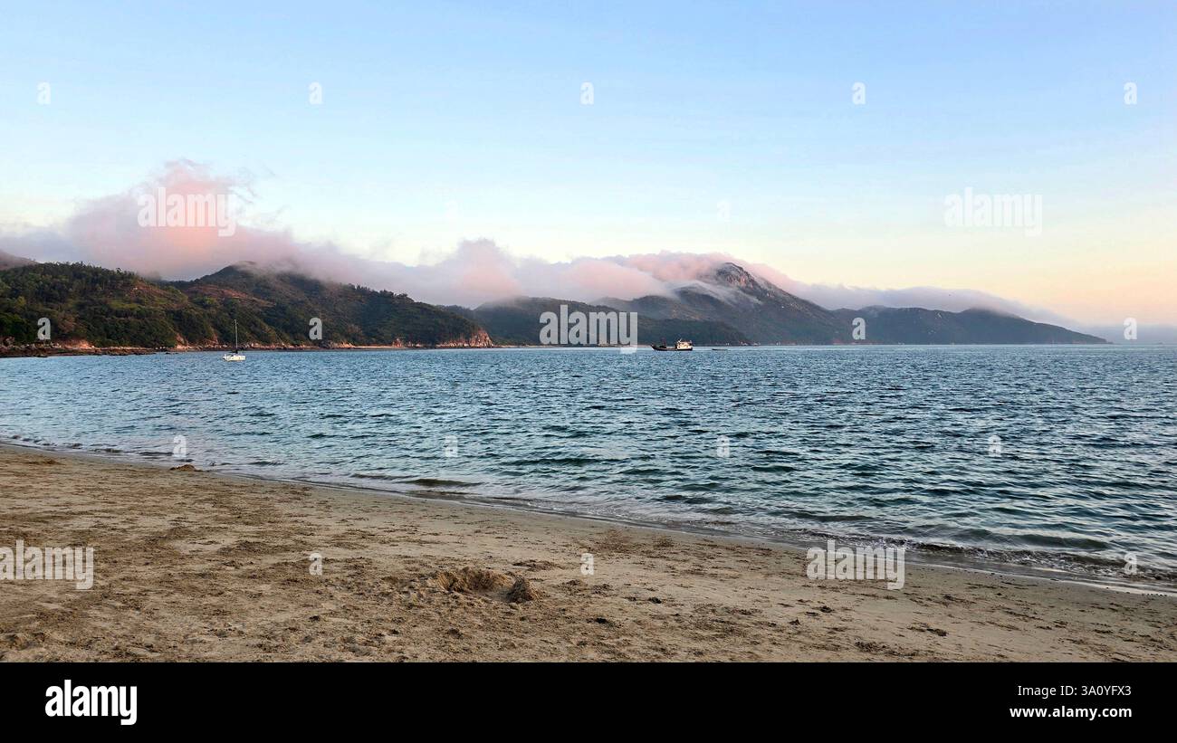 Un après-midi brumeux autour du mont Stenhouse, Lamma Island, Hong Kong. - Image de stock capturée avec un smartphone
