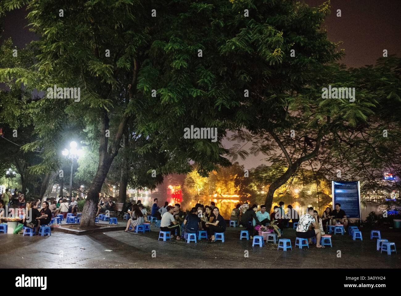Les jeunes sont assis dans un café de rue près du lac Hoan Kiem à Hanoi, au Vietnam, le 2 novembre 2017. Banque D'Images