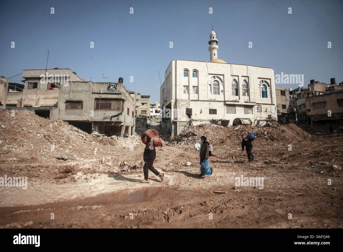 Tulkarm, Palestine. 05 mars 2025. Les Palestiniens déplacés portent leurs effets personnels après avoir été contraints de quitter leurs maisons par les forces israéliennes lors d'une opération militaire dans le camp de réfugiés de Nur Shams, à l'est de la ville de Tulkarem, en Cisjordanie. Une source palestinienne a déclaré qu'environ 20 000 résidents palestiniens étaient partis après que les forces israéliennes eurent détruit leurs maisons. (Photo de Nasser Ishtayeh/SOPA images/Sipa USA) crédit : Sipa US/Alamy Live News Banque D'Images