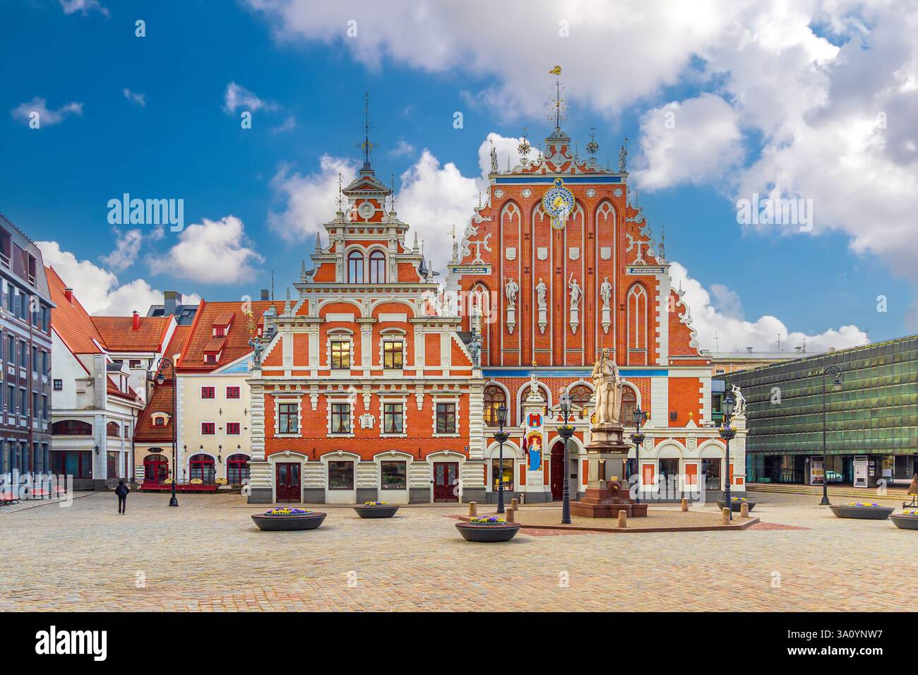 Place de l’Hôtel de ville avec Maison des Blackheads et église Saint-Pierre dans la vieille ville de Riga, la capitale de la Lettonie Banque D'Images