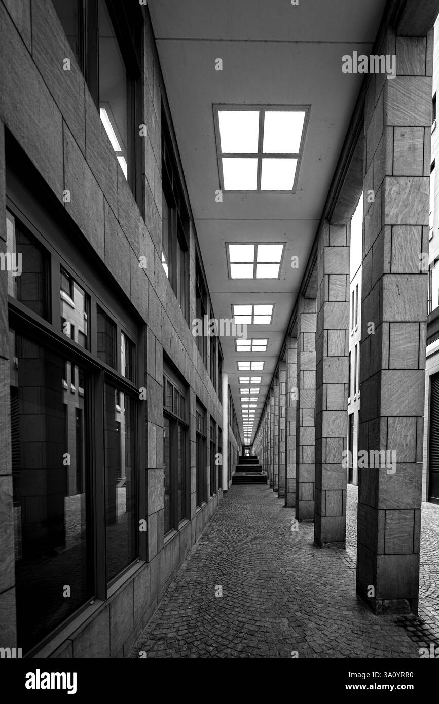 Ruelle dans un immeuble de bureaux en Europe Banque D'Images