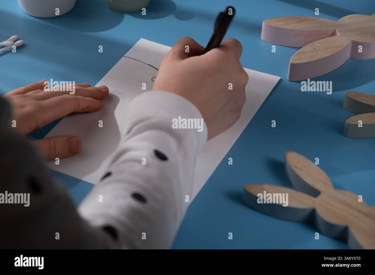 Oeufs DE PÂQUES peinture préparation durable processus de bricolage de fabrication de cartes de voeux faites à la main. Activité étape par étape pour les enfants. Passe-temps inclusif et responsable de vacances de soulagement du stress. Célébration consciente Banque D'Images