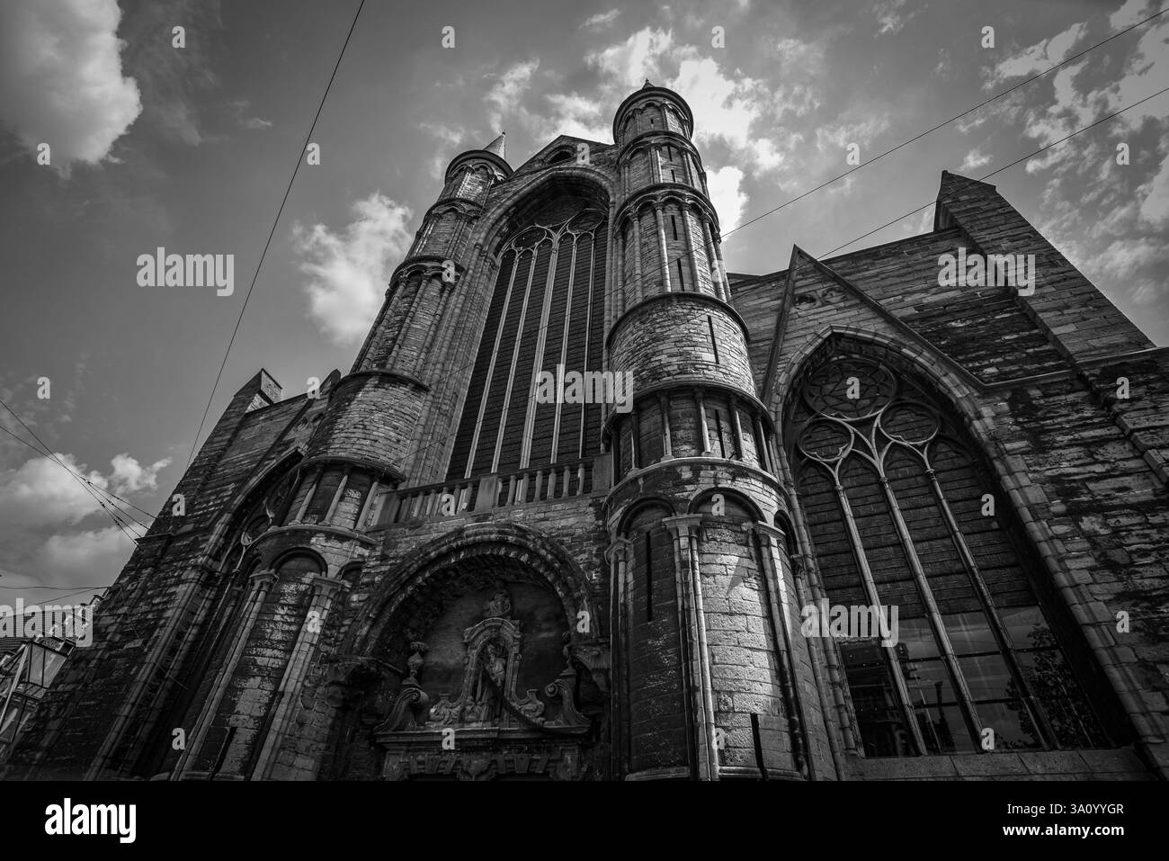 Vue en angle bas de l'église Saint-Nicolas façade gothique en noir et blanc - Gand, Belgique Banque D'Images