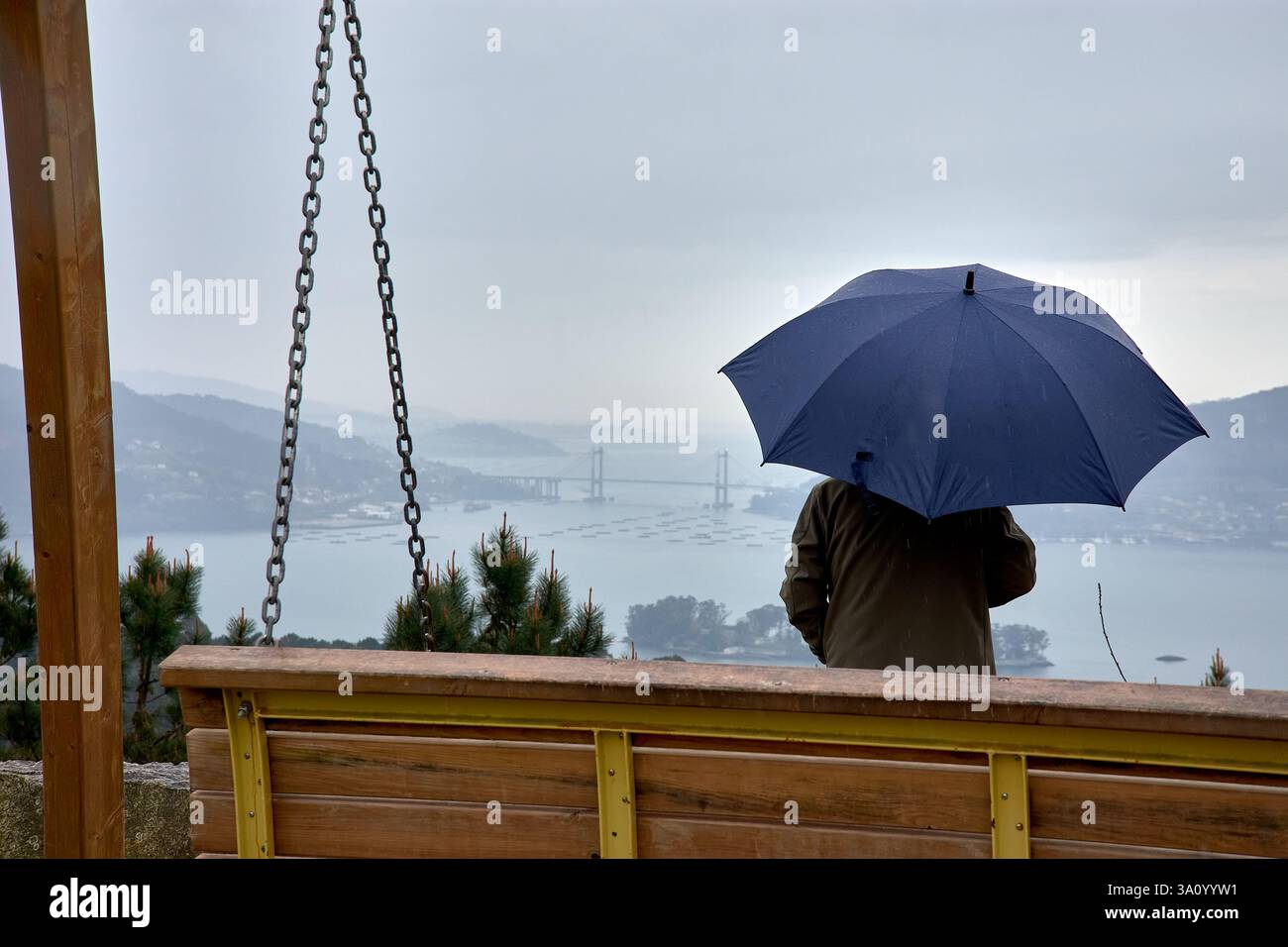 Une vue panoramique de la Ria de Vigo depuis le point de vue Outeiro Grande à O Viso, Redondela, Galice, Espagne. La célèbre balançoire en bois est dans le Forward Banque D'Images
