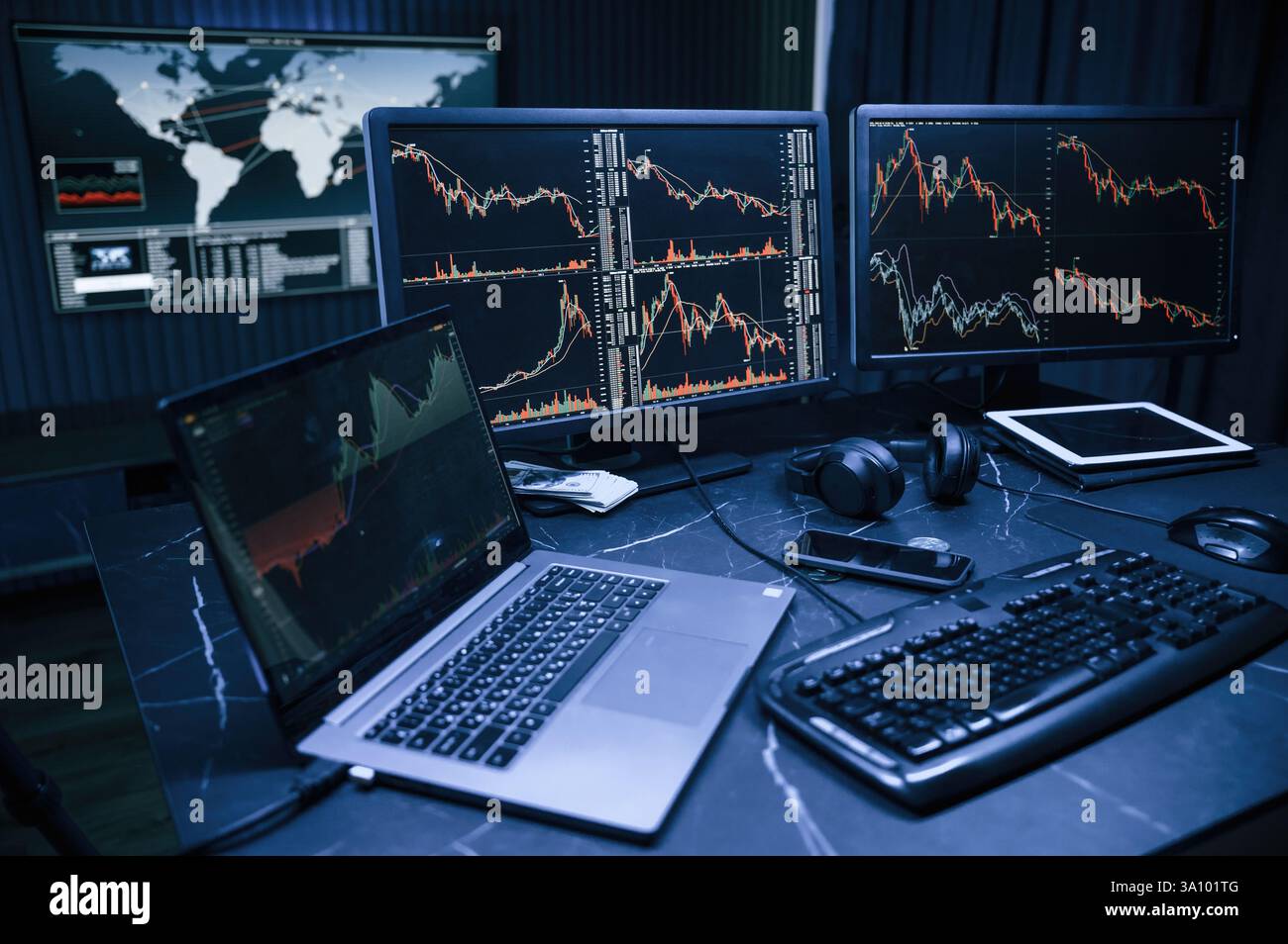 Analyste financier travaillant sur un ordinateur avec poste de travail multi-moniteurs avec des graphiques en temps réel des actions, des matières premières et des marchés des changes Banque D'Images
