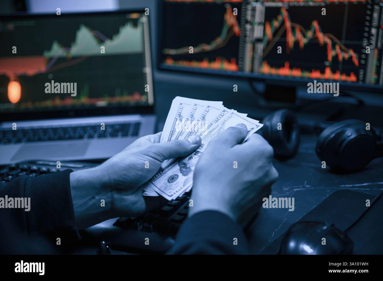 Analyste financier travaillant sur un ordinateur avec poste de travail multi-moniteurs avec des graphiques en temps réel des actions, des matières premières et des marchés des changes Banque D'Images