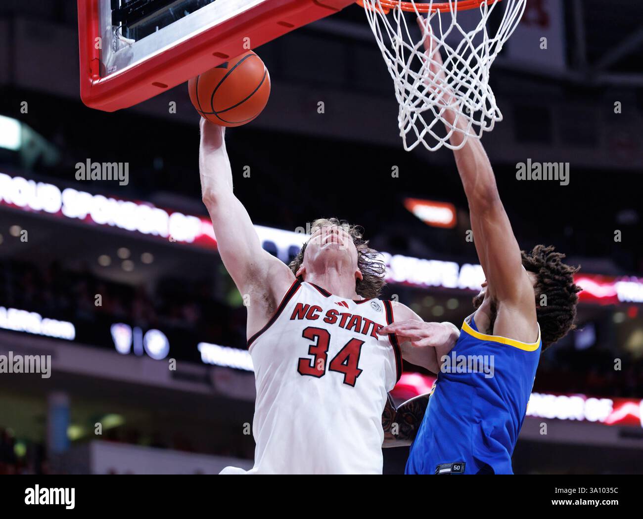 Raleigh, Caroline du Nord, États-Unis. 5 mars 2025. BEN MIDDLEBROOKS (34) monte fort au RIM NC State Wolfpack Men's Basketball a accueilli les Pitt Panthers au Lenovo Center à Raleigh, NC crédit : Jason Jackson/ZUMA Press Wire/ZUMA Wire/Alamy Live News Banque D'Images