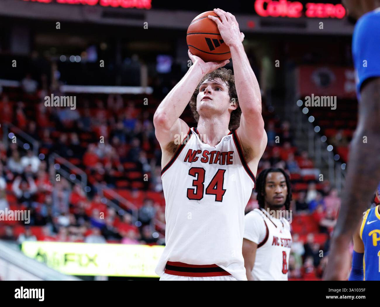 Raleigh, Caroline du Nord, États-Unis. 5 mars 2025. BEN MIDDLEBROOKS (34) tire un lancer franc. NC State Wolfpack Men's Basketball a accueilli les Pitt Panthers au Lenovo Center à Raleigh, NC crédit : Jason Jackson/ZUMA Press Wire/ZUMA Wire/Alamy Live News Banque D'Images