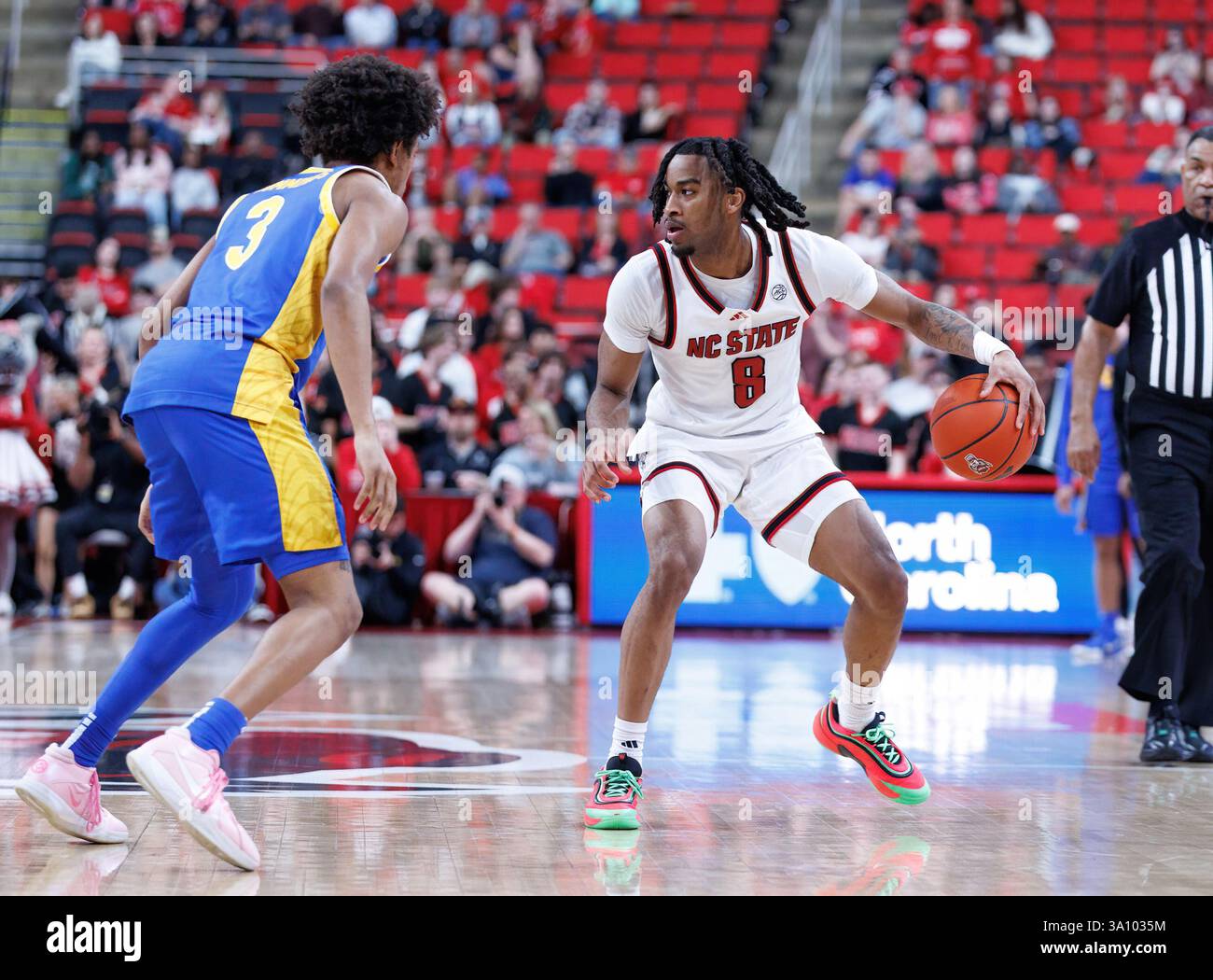Raleigh, Caroline du Nord, États-Unis. 5 mars 2025. JAYDEN TAYLOR (8) cherche une passe. NC State Wolfpack Men's Basketball a accueilli les Pitt Panthers au Lenovo Center à Raleigh, NC crédit : Jason Jackson/ZUMA Press Wire/ZUMA Wire/Alamy Live News Banque D'Images