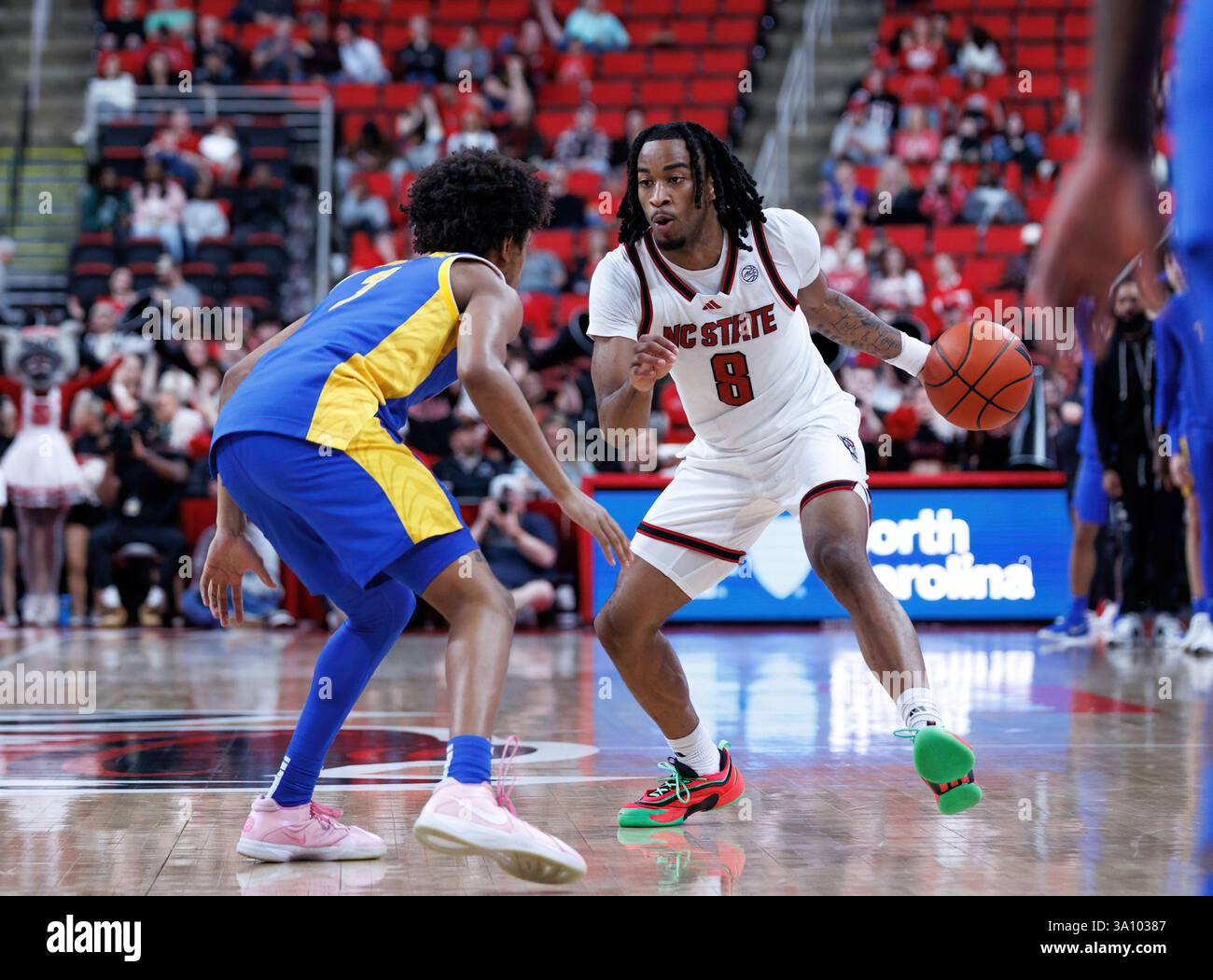 Raleigh, Caroline du Nord, États-Unis. 5 mars 2025. JAYDEN TAYLOR (8) conduit à l'intérieur. NC State Wolfpack Men's Basketball a accueilli les Pitt Panthers au Lenovo Center à Raleigh, NC crédit : Jason Jackson/ZUMA Press Wire/ZUMA Wire/Alamy Live News Banque D'Images