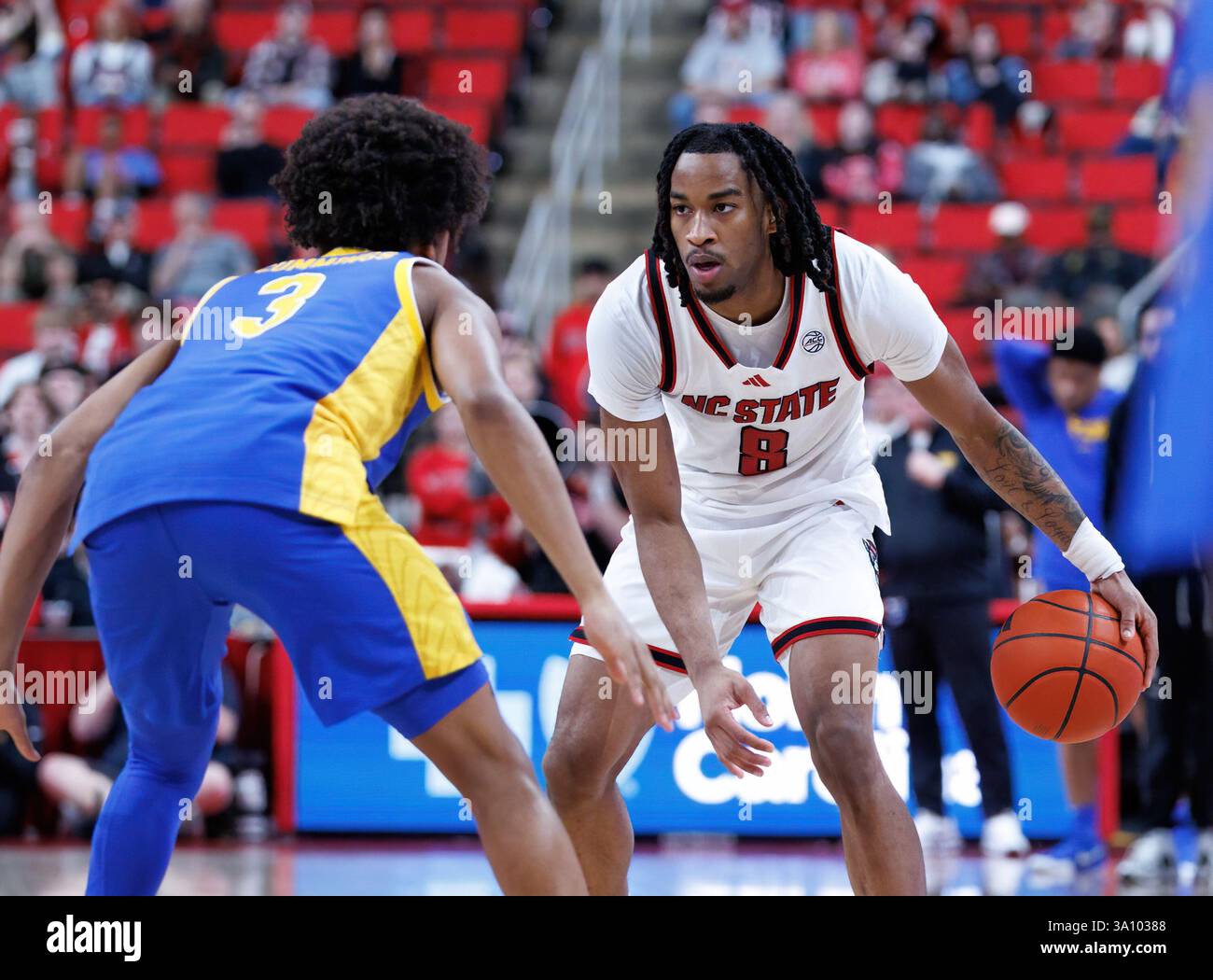 Raleigh, Caroline du Nord, États-Unis. 5 mars 2025. JAYDEN TAYLOR (8) regarde un défenseur. NC State Wolfpack Men's Basketball a accueilli les Pitt Panthers au Lenovo Center à Raleigh, NC crédit : Jason Jackson/ZUMA Press Wire/ZUMA Wire/Alamy Live News Banque D'Images