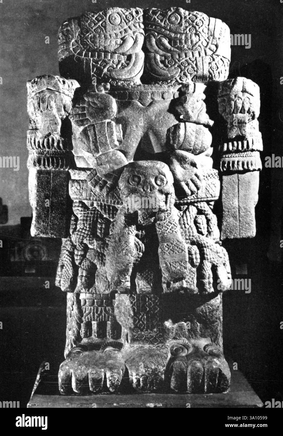 Statue d'andésite de la déesse aztèque Coatlicue, Mexique des années 1400 Banque D'Images