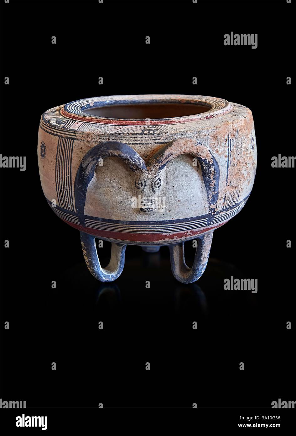 Antique archaïque chypriote grec peint céramique Krater avec un relief surélevé d'une tête d'animaux rondée, d'un endroit inconnu de Chypre. 7 - 5t Banque D'Images