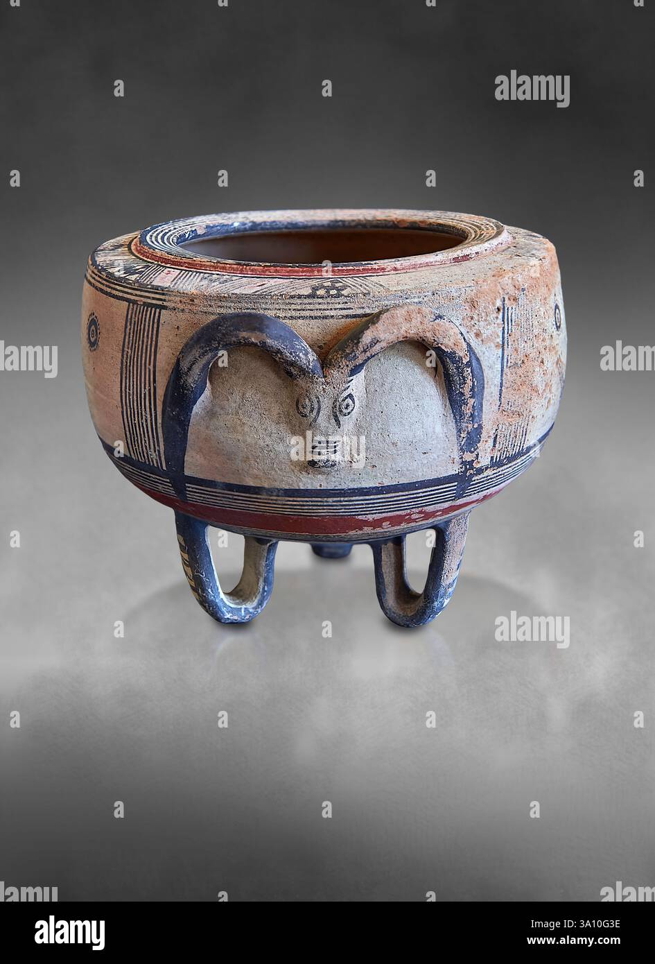 Antique archaïque chypriote grec peint céramique Krater avec un relief surélevé d'une tête d'animaux rondée, d'un endroit inconnu de Chypre. 7 - 5t Banque D'Images