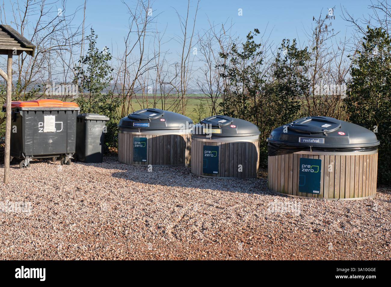 3 mars 2025 - Borger, pays-Bas : une zone de tri des déchets désignée sur le site de camping-cars de Nuuverstee, avec des poubelles de recyclage et de déchets généraux dans un rur Banque D'Images 3 mars 2025 - Borger, pays-Bas : une zone de tri des déchets désignée sur le site de camping-cars de Nuuverstee, avec des poubelles de recyclage et de déchets généraux dans un rur Banque D'Images