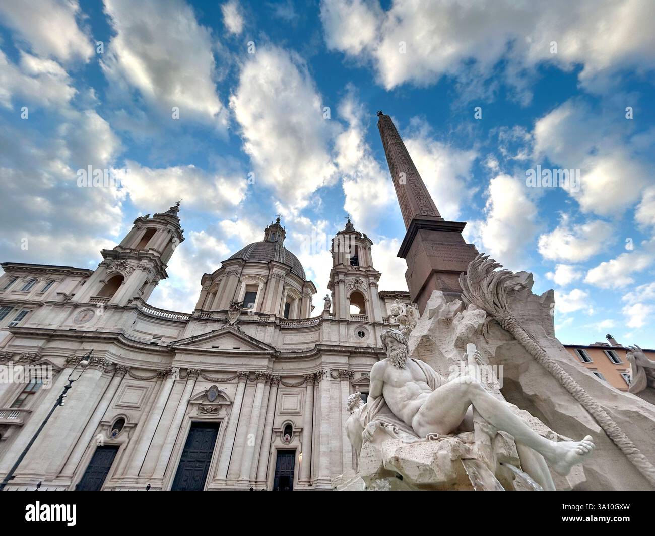 L'Italie, Lazio, Rome, Piazza Navona, la Fontaine des Quatre Fleuves du Bernin Saint fond de l'Église Sainte-agnès en Agone - Image de stock capturée avec un smartphone