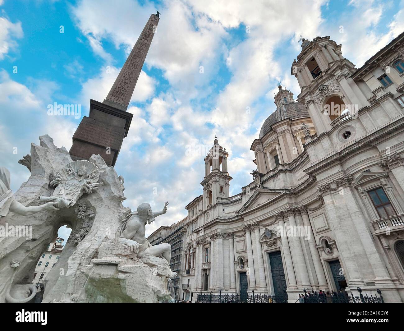 L'Italie, Lazio, Rome, Piazza Navona, la Fontaine des Quatre Fleuves du Bernin Saint fond de l'Église Sainte-agnès en Agone - Image de stock capturée avec un smartphone
