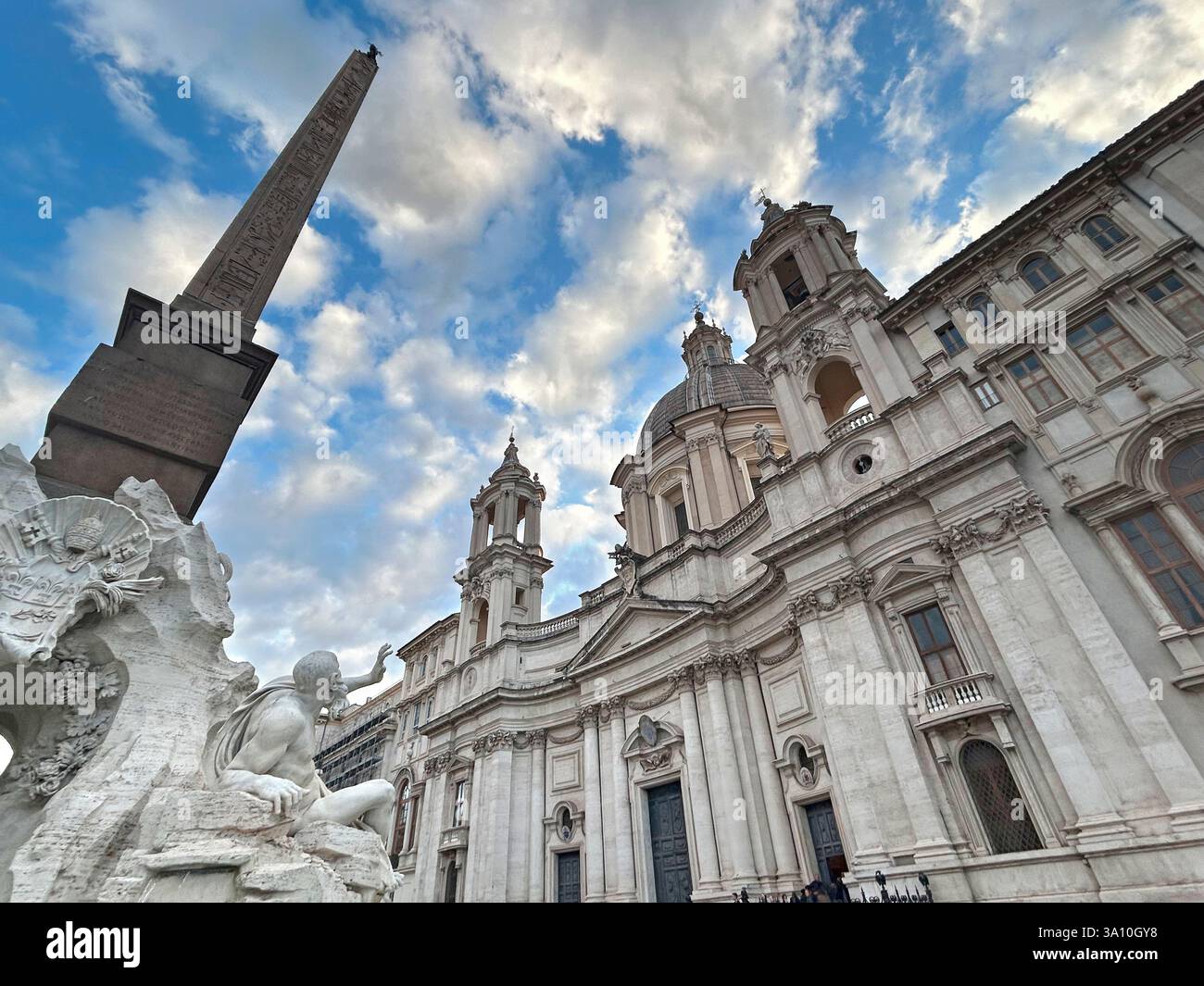 L'Italie, Lazio, Rome, Piazza Navona, la Fontaine des Quatre Fleuves du Bernin Saint fond de l'Église Sainte-agnès en Agone - Image de stock capturée avec un smartphone