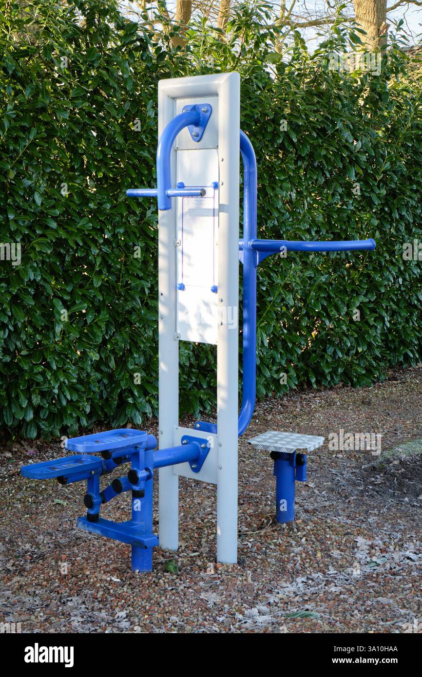 3 mars 2025 - Borger, pays-Bas : équipement de fitness extérieur sur le camping-car Nuuverstee, pour garder les voyageurs âgés actifs. Banque D'Images