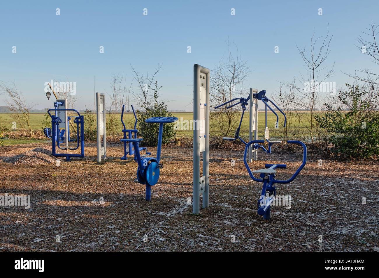 3 mars 2025 - Borger, pays-Bas : espace fitness extérieur sur le camping-car Nuuverstee, avec de grands équipements d'exercice dans un cadre naturel pour Activ Banque D'Images