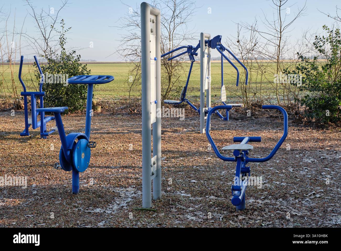 3 mars 2025 - Borger, pays-Bas : espace fitness extérieur sur le camping-car Nuuverstee, avec de grands équipements d'exercice dans un cadre naturel pour Activ Banque D'Images