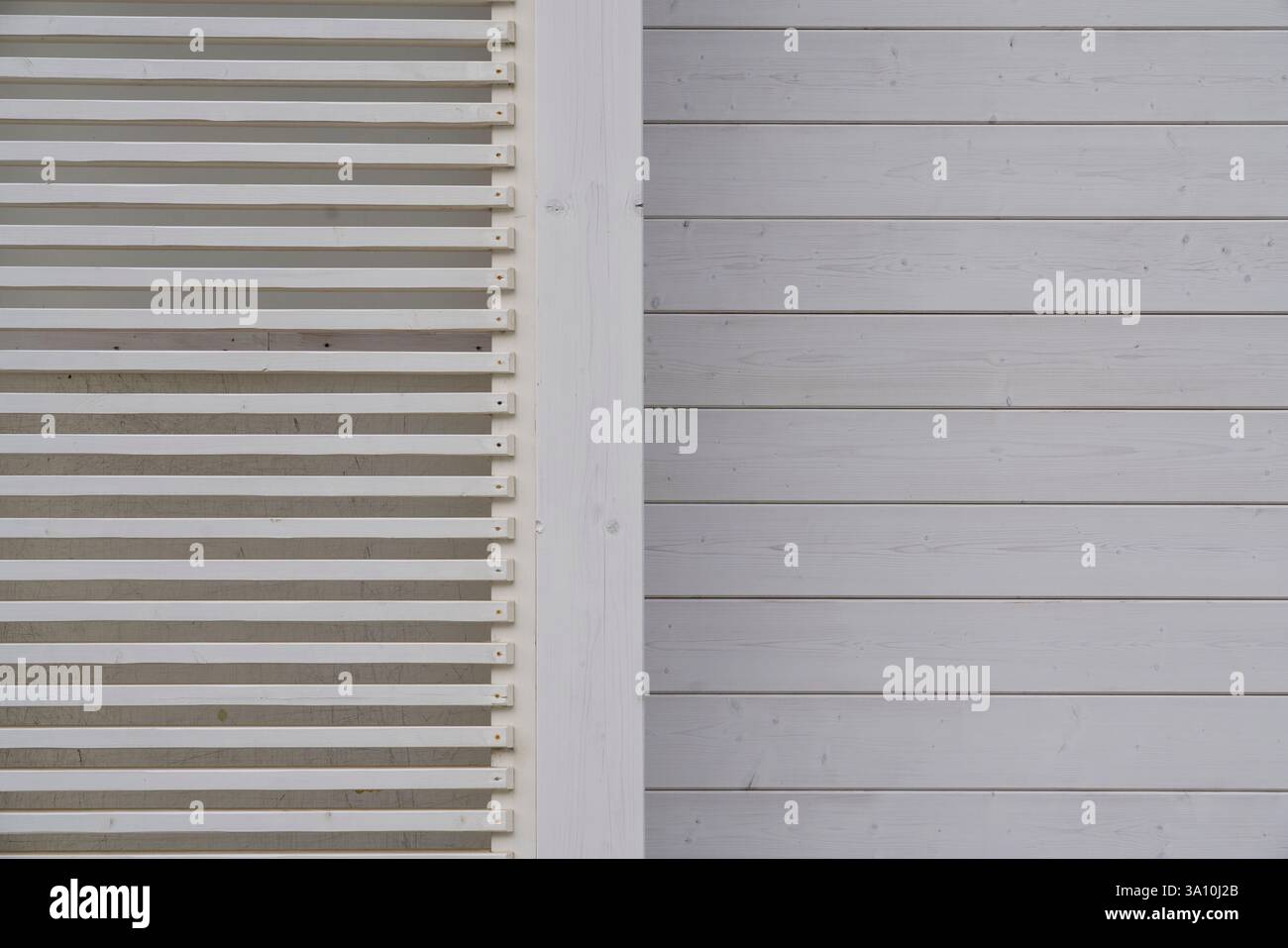 Détail architectural abstrait de lattes en bois blanc et de planches horizontales sur un bâtiment côtier moderne, côte méditerranéenne, Calabre, Italie. Banque D'Images
