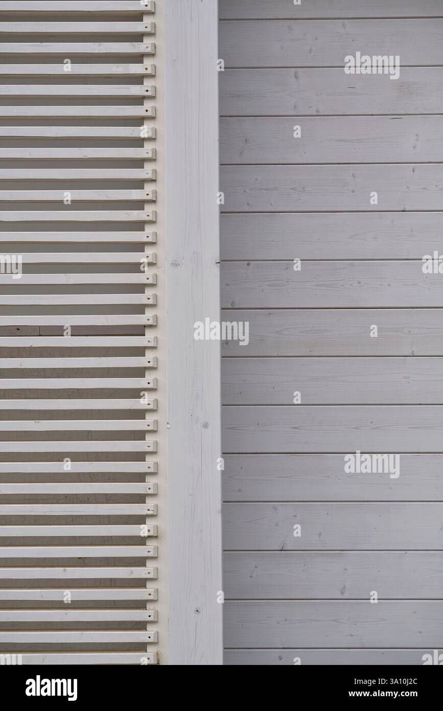 Détail architectural abstrait de lattes en bois blanc et de planches horizontales sur un bâtiment côtier moderne, côte méditerranéenne, Calabre, Italie. Banque D'Images