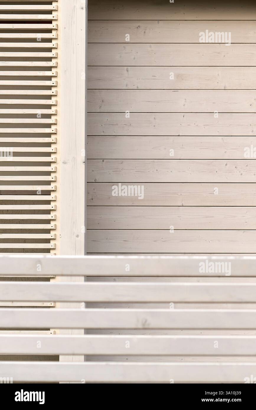 Détail architectural abstrait de lattes en bois blanc et de planches horizontales sur un bâtiment côtier moderne, côte méditerranéenne, Calabre, Italie. Banque D'Images