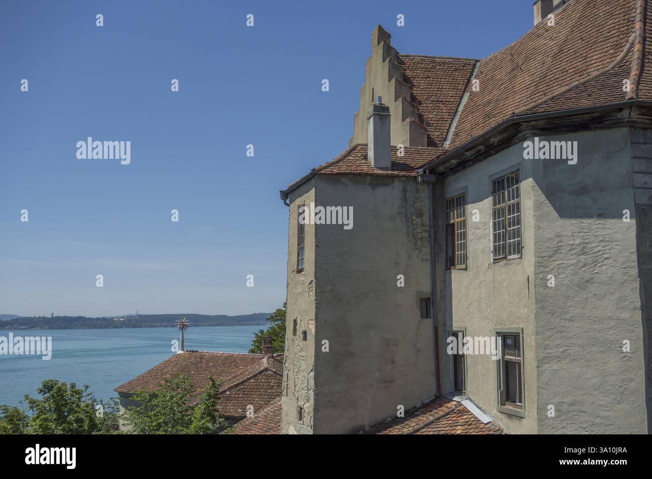 Ancien bâtiment sur le lac avec toit rustique et ciel dégagé, meersburg, bodensee, allemagne Banque D'Images