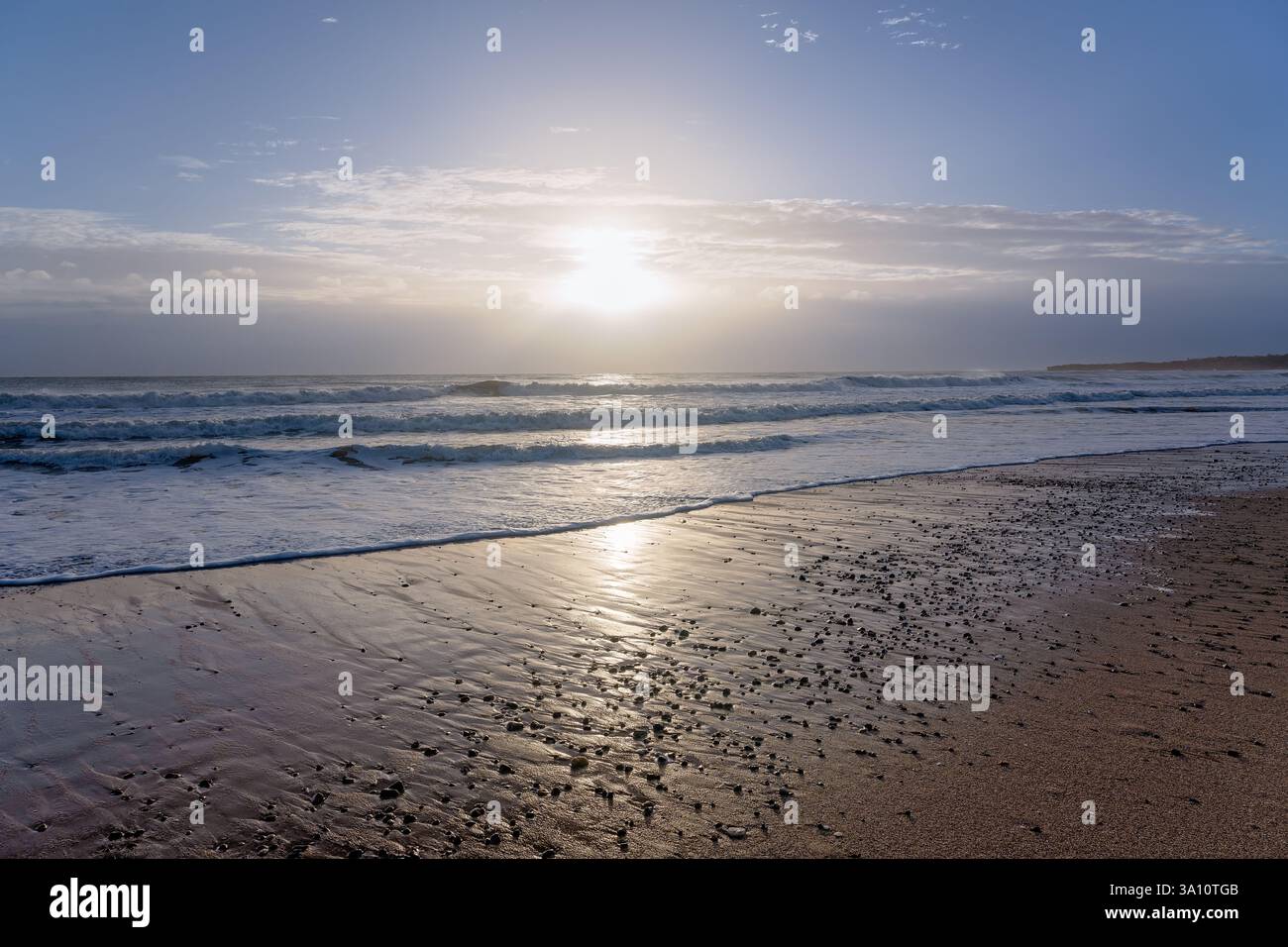 Lever de soleil tôt le matin Burnett Heads Beach Queensland, rayons de lumière atmosphérique et vagues de l'océan, vacances d'été Australie voyage Banque D'Images