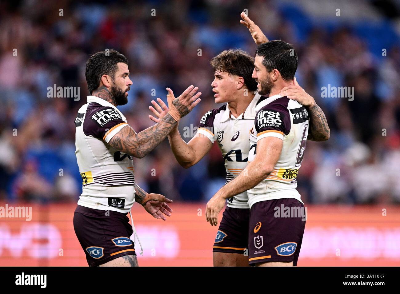 Sydney, Australie. 06 mars 2025. Adam Reynolds (à gauche) Reece Walsh et Ben Hunt des Broncos célèbrent leur victoire dans le match de la ronde 1 de la NRL entre les Roosters de Sydney et les Broncos de Brisbane à Sydney, le jeudi 6 mars 2025. (AAP image/Dan Himbrechts) PAS D'ARCHIVAGE, USAGE ÉDITORIAL UNIQUEMENT crédit : Australian Associated Press/Alamy Live News Banque D'Images